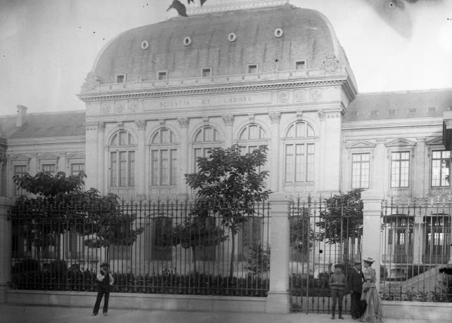 Faculté des sciences, façade : photo. NB E. Poix ou E. Pernet (s.d., cote 8PH/283)