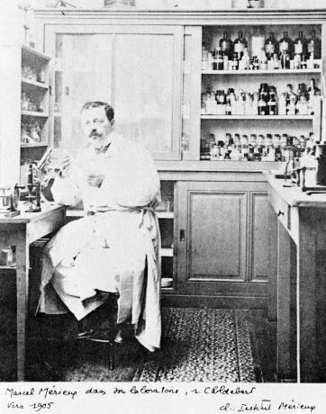 Marcel Mérieux dans son laboratoire rue Childebert, photo. NB E. Pernet (v. 1905, cote 8PH/3378)