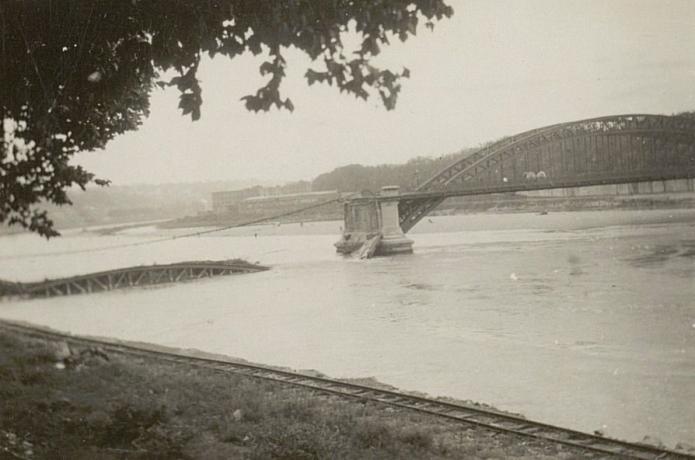 Pont de la Boucle détruit par les Allemands en 1944 : photo. NB (1944, cote 100PH/67/2)