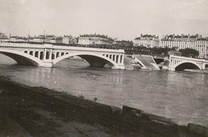 Pont Wilson détruit par les Allemands en 1944 : photo. NB (1944, cote 100PH/67/4)