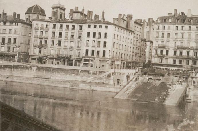 Pont La Feuillée détruit par les Allemands en 1944 : photo. NB (1944, cote 100PH/67/8)