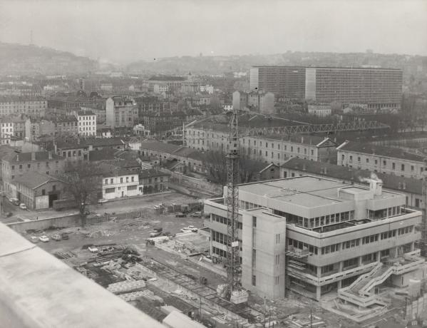 Quartier de la Part-Dieu, construction du bâtiment EDF, rue des Cuirassiers : photo. NB (1967, cote 2PH/19)