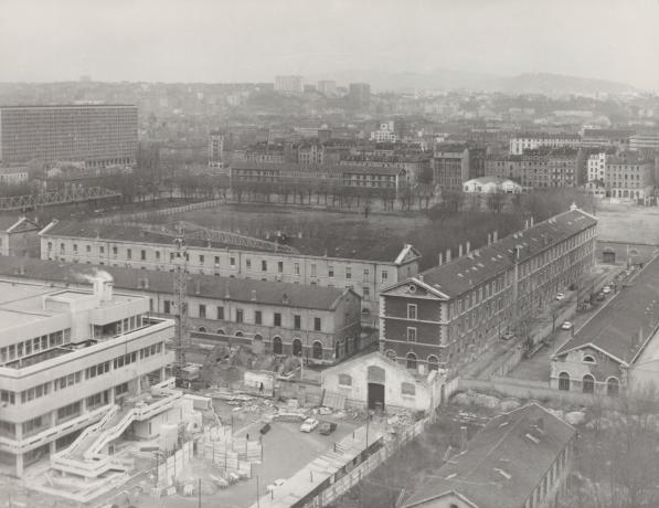 Quartier de la Part-Dieu, construction du bâtiment EDF, rue des Cuirassiers : photo. NB (1967, cote 2PH/19/2)