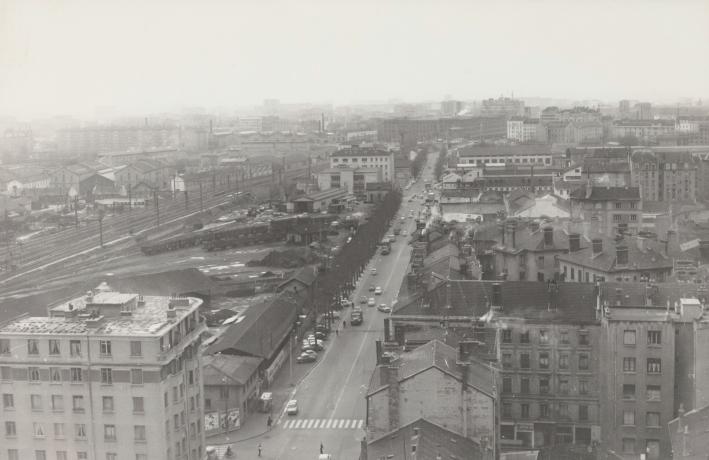 Quartier de la Part-Dieu, boulevard Marius-Vivier-Merle et manufacture des tabacs : photo. NB Pintaparis (1967, cote 2PH/19/10)