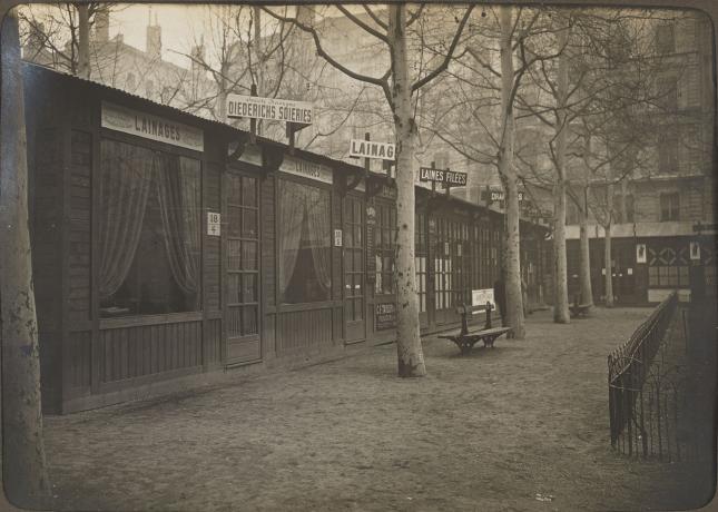 Stands d'exposants place Bellecour pendant la foire de Lyon : tirage photo NB (mars 1916, cote 2H/286)