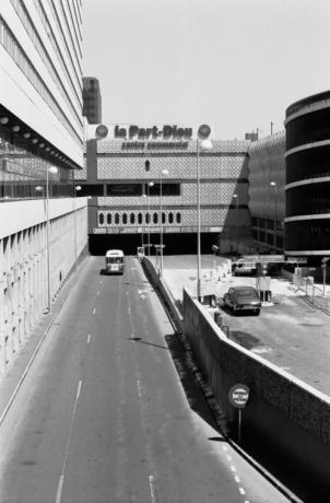 Quartier de la Part-Dieu, façade du centre commercial : photo. NB TCL (v. 1975-1976, cote 38PH/55/96)