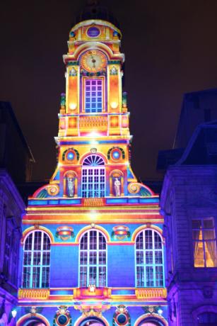 Fête des lumières 2006, tour centrale de l'hôtel de ville : photo. couleur J.-P. Tabey (2006, cote 80PH/19/90, repro. commerciale interdite)