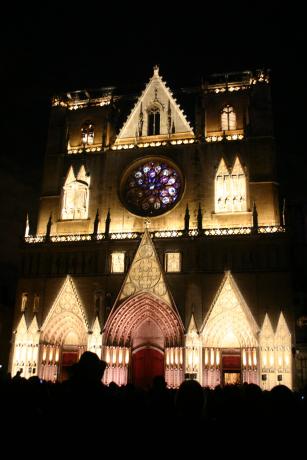 Fête des lumières 2006, façade de la cathédrale Saint-Jean : photo. couleur J.-P. Tabey (2006, cote 80PH/19/101, repro. commerciale interdite)
