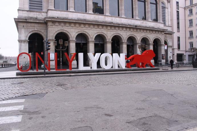 Logo Only Lyon, place de la Comédie : photo. couleur J.-P. Tabey (2012, cote 80PH/39/24, repro. commerciale interdite)