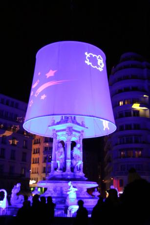 Fête des lumières 2014, place des Jacobins, fontaine : photo. couleur J.-P. Tabey (2014, cote 80PH/46/1782, repro. commerciale interdite)