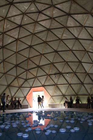 Biennale d'art contemporain, intérieur de la bulle pl. Antonin Poncet : photo. couleur J.-P. Tabey (2017, cote 80PH/49/164, repro. commerciale interdite)