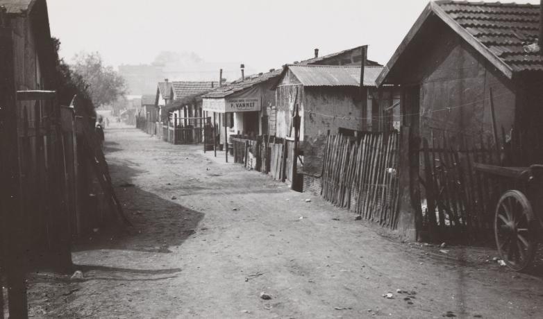 Quartier de Gerland, coin de la colonie espagnole, vue sur des habitations : photo. NB (1934, cote 1PH/8341)