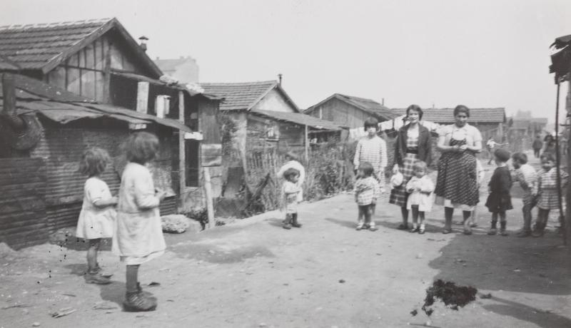 Quartier de Gerland, coin de la colonie espagnole, femmes et enfants dans la rue : photo. NB (1934, cote 1PH/8342)