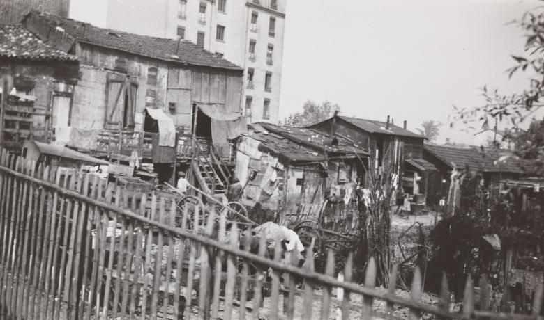 Quartier de Gerland, coin de la colonie espagnole, vue sur des habitations : photo. NB (1934, cote 1PH/8344)