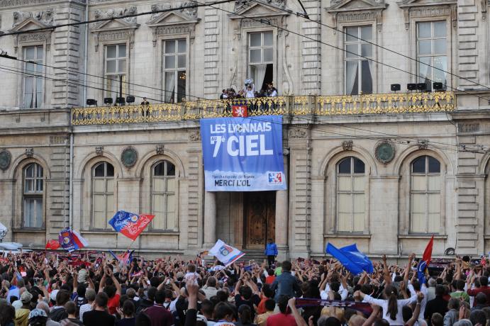 Coupe de France 2007-2008, célébration de la victoire de l'OL : photo. couleur M. Chaulet (2008, non coté)