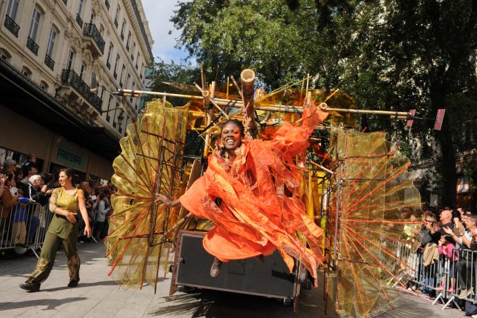 Biennale de danse 2008, défilé du 14 septembre : photo. couleur M. Chaulet (2008, non coté)