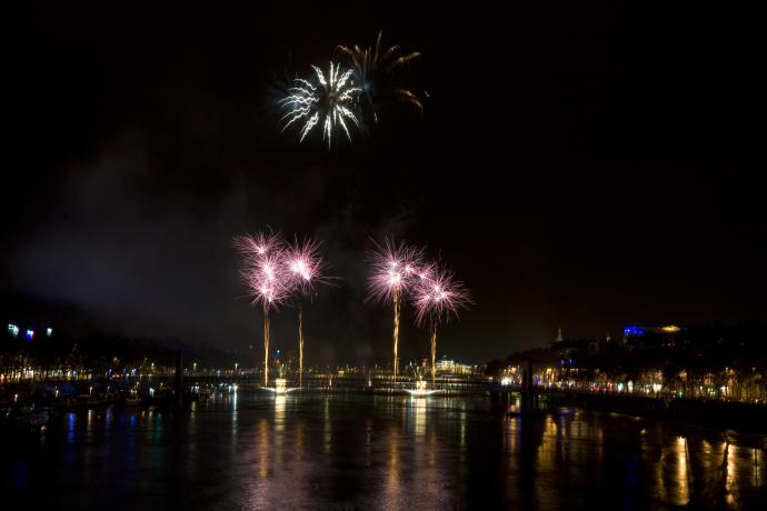 Fête des Lumières 2009, feu d'artifice du 8 décembre : photo. couleur M. Chaulet (2009, non coté)