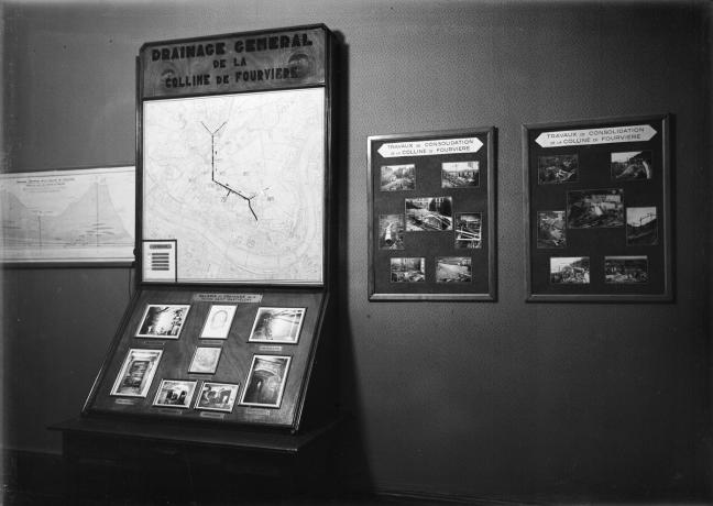 Foire de Lyon 1937, stand du drainage général et des travaux de consolidation de la colline de Fourvière : photo. NB service de la voirie (1937, cote 15PH/1/223)