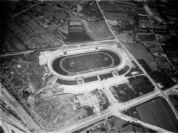Stade de Gerland, vue aérienne : photo. NB service de la voierie (1935, cote 15PH/1/656)