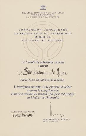 Diplôme d'inscription du site historique de Lyon à la liste du Patrimoine mondial de l'Unesco (1998, cote 1754W/10)