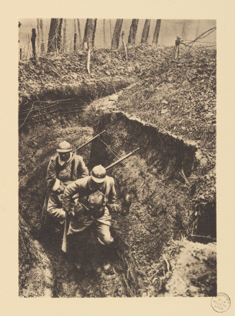 Transport d'un blessé dans les boyaux de la 2e ligne, Oise, 1917 in 1914-1918. La guerre.150 planches artistiques de la collection personnelle du Commandant Tournassoud, ex-directeur du service photographique et cinématographique de guerre. Planche 31 -1C/501354