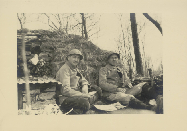 Poilus jouant aux cartes. Photographie issue du journal de Jospeh Rossignol, 1916-1918 - 1ii/593