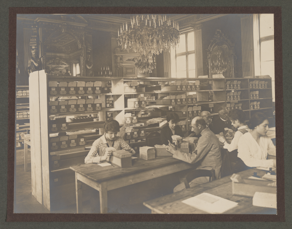 Service municipal de recherche des disparus à l'Hôtel de ville, 1916 Photographie : G.L Arlaud - 2ph/307
