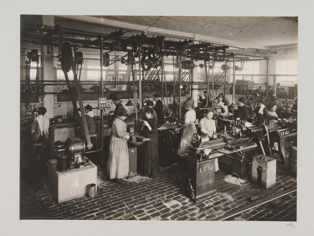 Transformation des abattoirs de la Mouche (actuelle Halle Tony Granier) en usines de matériel de guerre de Lyon, réalisé par ou à la demande de la Société L'Eclairage électrique, 1915 - 2ph/338