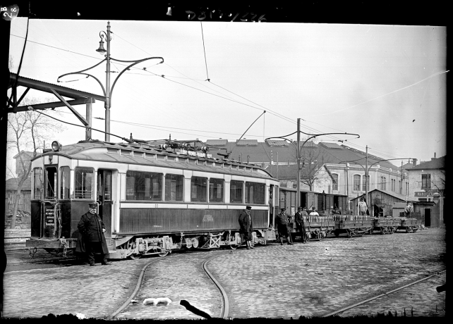 Train d'obus tiré par une motrice "Manage" arrivant à la gare de la Part-Dieu, à Lyon - 38Ph/1/220