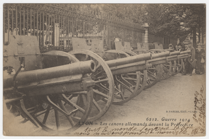 Les canons allemands devant la Préfecture, Carte postale, Editions S. Farges - 4Fi/4845