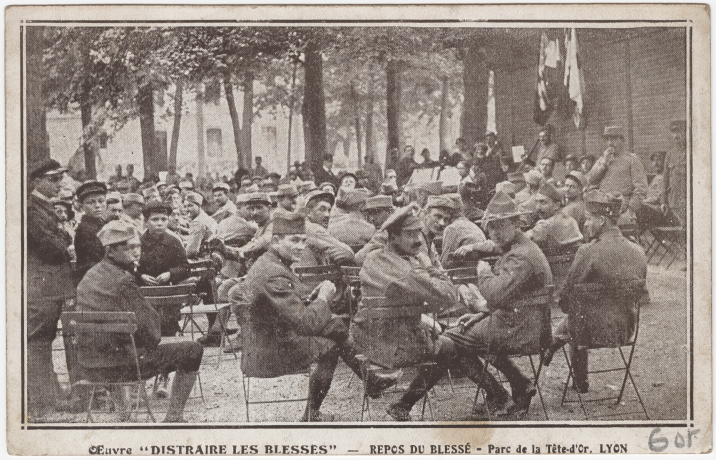 Oeuvre "Distraire les blessés", repos du blessé au Parc de la Tête d'Or Cette oeuvre, où les Poilus peuvent trouver des livres, de quoi écrire et assister à un concert hebdomadaire, est ouverte aux blessés mais également aux permissionnaires - 4fi11382