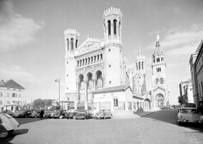 Basilique Notre-Dame de Fourvière, façade ouest : photo. NB E. Poix ou E. Pernet (1965, cote 8PH/2115)