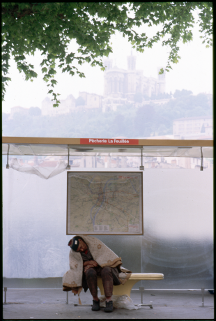 S comme Sans Domicile Fixe - SDF dormant sous un abribus Photographie Barrier , 1980, 1518WP/353