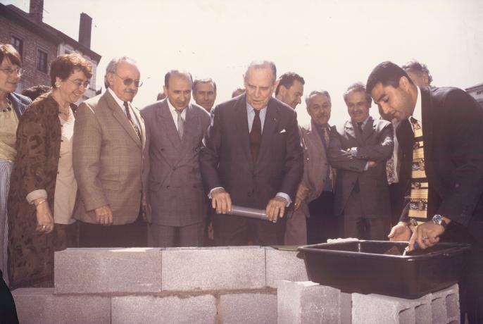 Pose de la première pierre d'un ba^timent à Lyon, Duchère par le Maire Raymond Barre en présence du Maire du 9e arrondissement, Gérard Collomb - 2761W/2