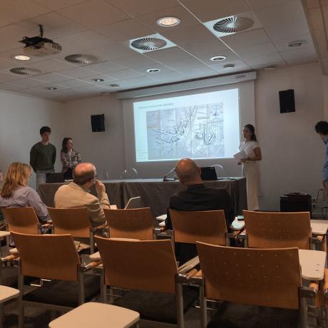 Présentation de travaux d'étudiants en salle de conférence des Archives
