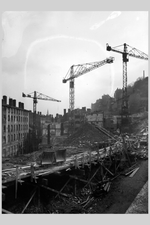 Vue de l’éboulement de la colline de Fourvière, à Lyon montrant les travaux de consolidation de la colline entre la rue Tramassac et la montée du Chemin-Neuf, sans date. 15Ph 1-94
