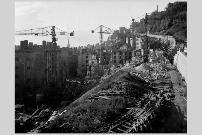 Vue de l’éboulement de la colline de Fourvière, à Lyon montrant les travaux de consolidation de la colline, sur la montée du Chemin Neuf, sans date. 15PH 1-101