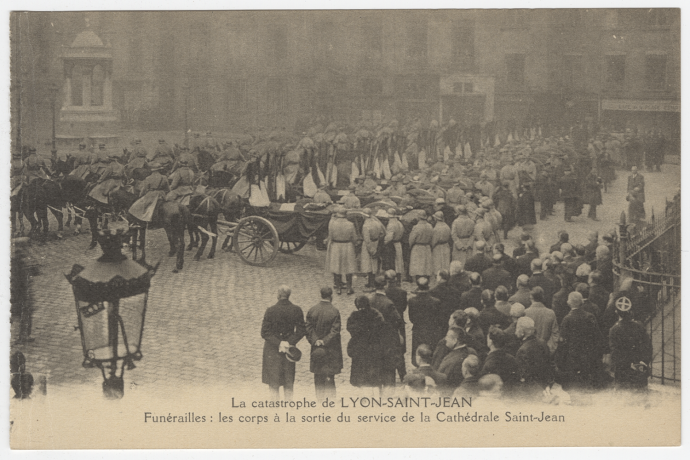 Carte postale relative à la catastrophe de Lyon-Saint-Jean montrant les corps à la sortie du service de la Cathédrale Saint-Jean, novembre 1930. 4 FI 5427