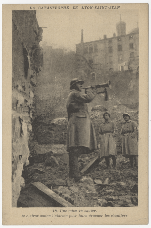 Carte postale relative à la catastrophe de Lyon-Saint-Jean montrant le clairon sonnant l'alarme pour faire évacuer les chantiers avant l’explosion d’une mine, novembre 1930. 4 FI 5450