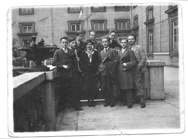 Photographies transmises par François Pionchon et réutilisée avec son autorisation. « Photo prise avant-guerre des élèves de Tony Garnier sur la terrasse du palais Saint Pierre à Lyon ». Michel Pionchon est tout à droite, Andrée Pionchon est au centre.