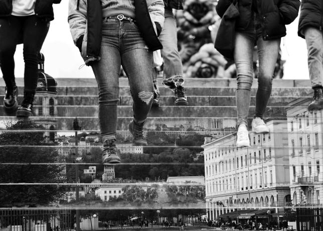 Montage photo de entre des jeunes descendant un escalier et une image de la ville par Miji