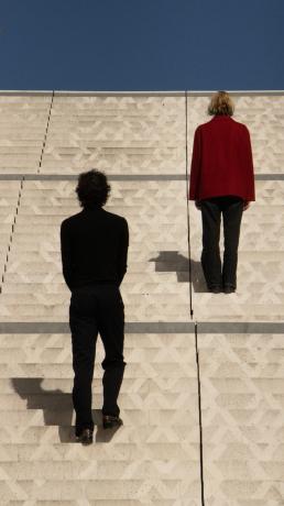 Photo de deux personnes dans des escaliers par Amelie Guilhoul
