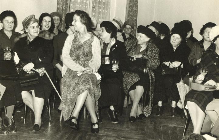 Thérèse de Gargan, femme du Maréchal Leclerc, avec les veuves de 1940 : tirage photo. NB (sans date, cote 231II/25)
