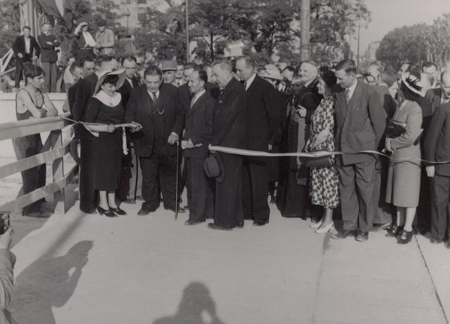 Inauguration du pont La Feuillée en présence d'Édouard Herriot et de Philomène Magnin : tirage photo. NB (3/06/1950, cote 2PH/315)