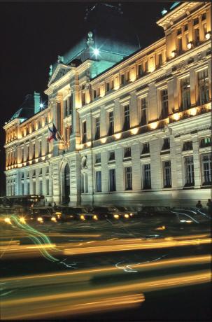 Mise en lumière de l'Université sur les quais, publication dans "C'est 9 à Lyon" du 30/01/1992 : diapositive couleur 24x36 mm (cote 1518WP/1291)