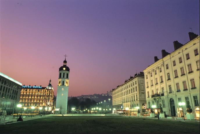 Mise en lumière de la place Antonin-Poncet, publication dans "C'est 9 à Lyon" du 30/01/1992 : diapositive couleur 24x36 mm (cote 1518WP/1291)