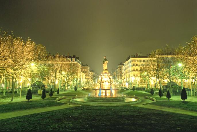 Mise en lumière de la place Maréchal-Lyautey, publication dans "C'est 9 à Lyon" du 30/01/1992 : diapositive couleur 24x36 mm (cote 1518WP/1291)