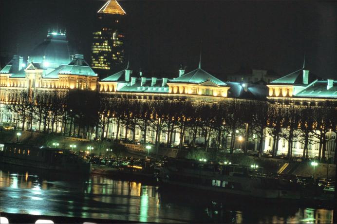 Mise en lumière des Universités sur les quais, publication dans "C'est 9 à Lyon" du 30/01/1992 : diapositive couleur 24x36 mm (cote 1518WP/1291)