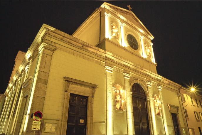 Mise en lumière de l'église Saint-Louis, publication dans "C'est 9 à Lyon" du 30/01/1992 : diapositive couleur 24x36 mm (cote 1518WP/1291)