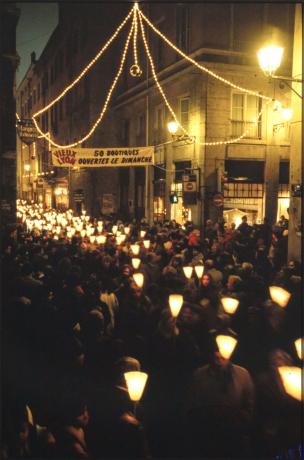 Illuminations et retraite aux flambeaux dans le Vieux-Lyon, publication dans "C'est 9 à Lyon" du 30/11/1992 : diapo. couleur 24x36 mm (cote 1518WP/1300)